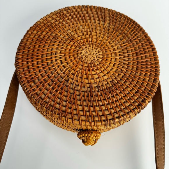 STRAW STUDIOS Round Rattan Crossbody Bag Brown Woven Ata Grass Loop Closure - Picture 2 of 12